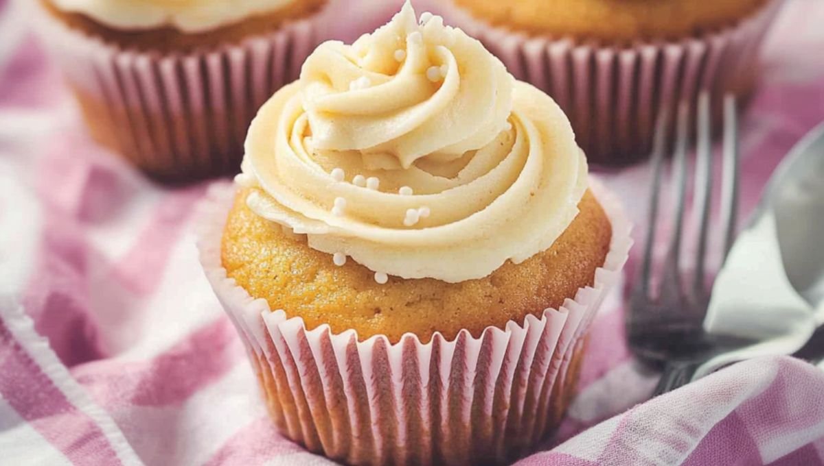 cupcakes de vainilla saludables, receta de cupcakes sin azúcar, cupcakes bajos en carbohidratos, postre keto, cupcakes sin azúcar